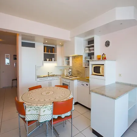 Daire Coastal Getaway W Garage, Cleaning Included